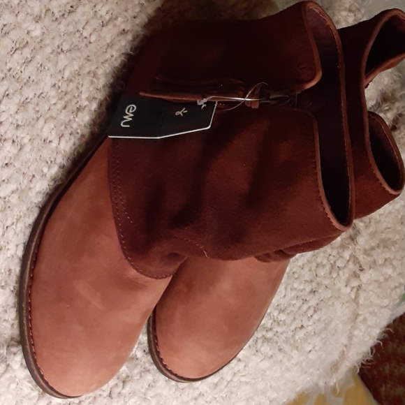 Stylish Emu Brown Booties - Picture 11 of 12